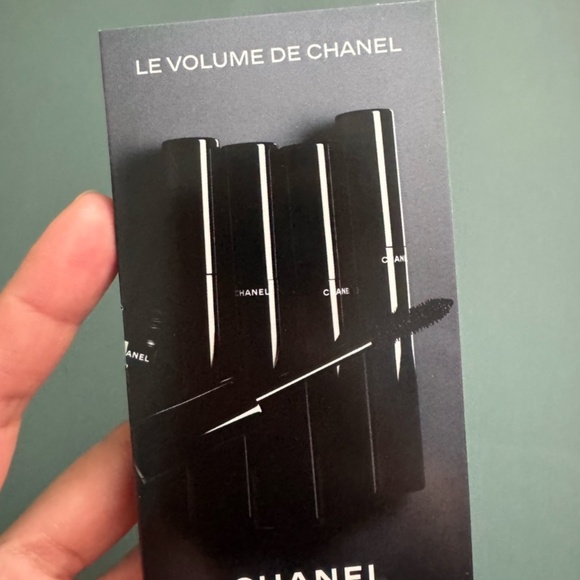 Brand new Chanel Mascara sample- black color - Picture 1 of 3